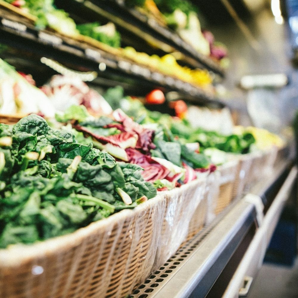 ketogenic diet with nutrition diagram, low carb, high fat healthy weight loss meal plan