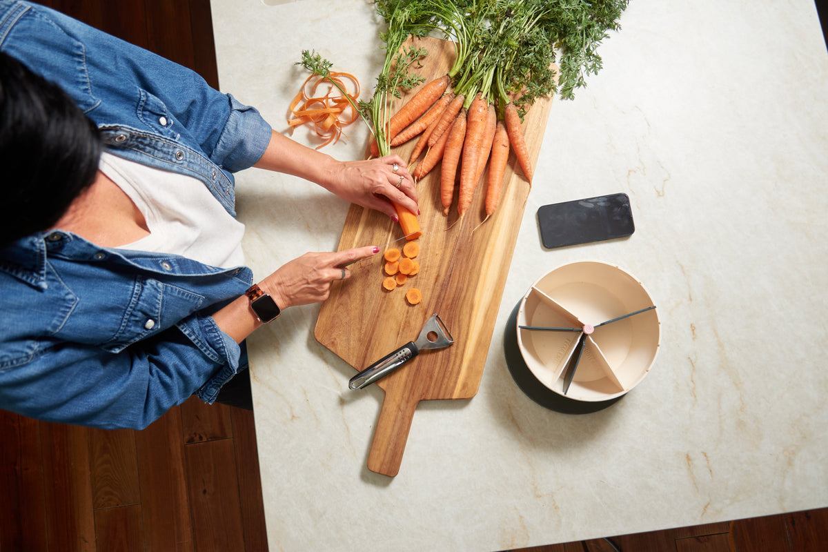 Femme européenne préparant un repas équilibré pour mieux gérer les fringales à la ménopause