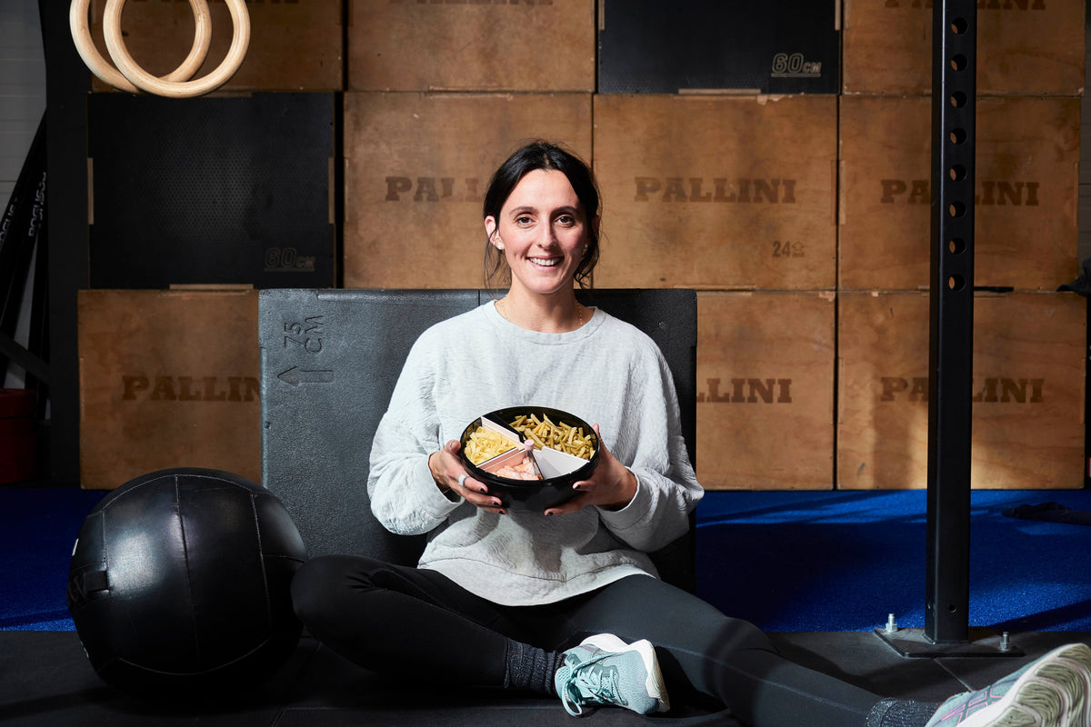 Femme européenne motivée en tenue de sport dans une salle de fitness lumineuse