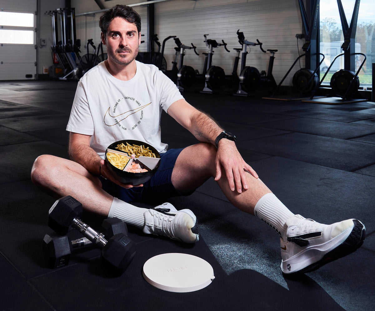 Homme avec une assiette équilibrée pour une meilleure récupération