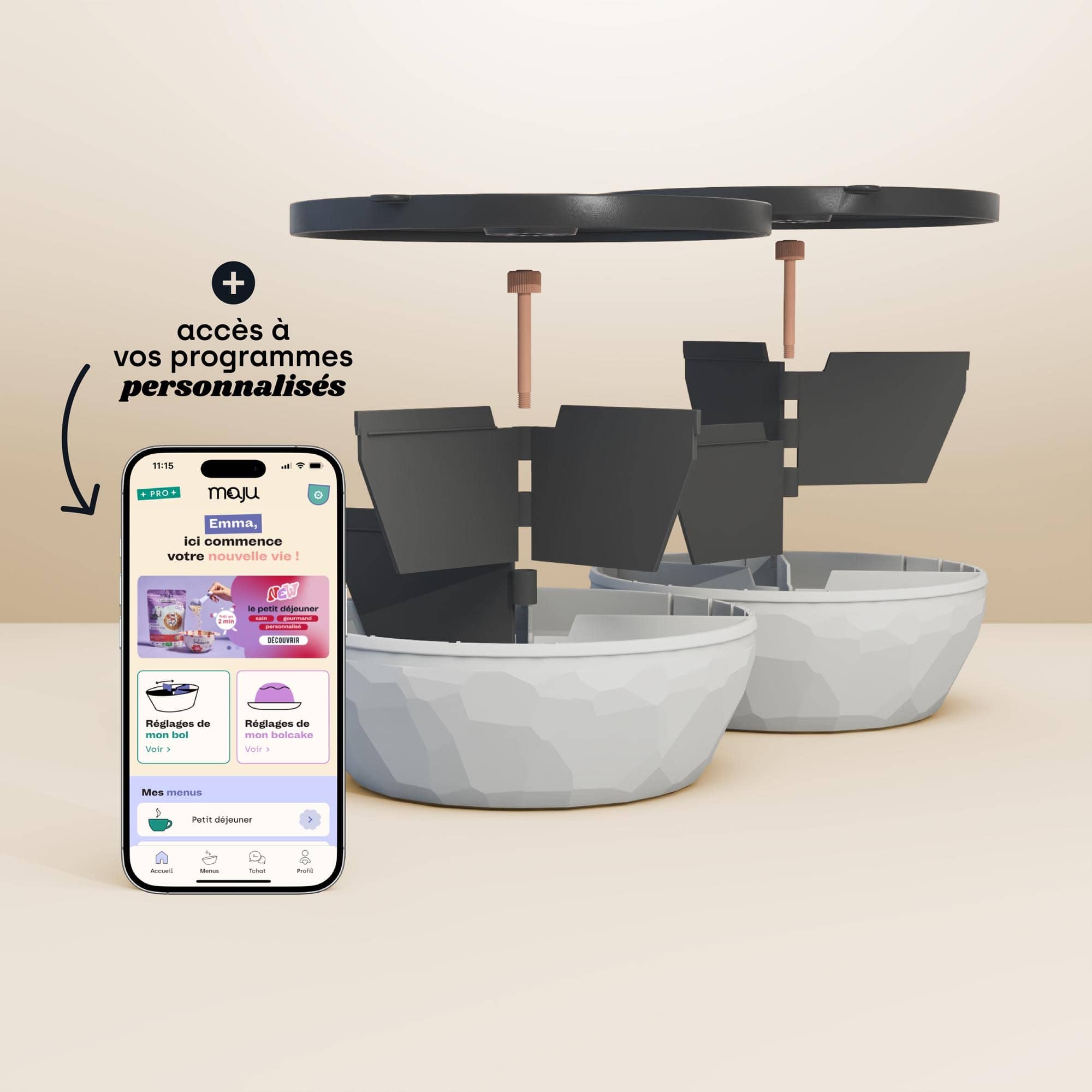 2 bols maju de couleur blanc avec l'application maju ouverte sur un smartphone.1 bol maju de couleur kaki et 1 bol maju de couleur blanc avec l'application maju ouverte sur un smartphone.