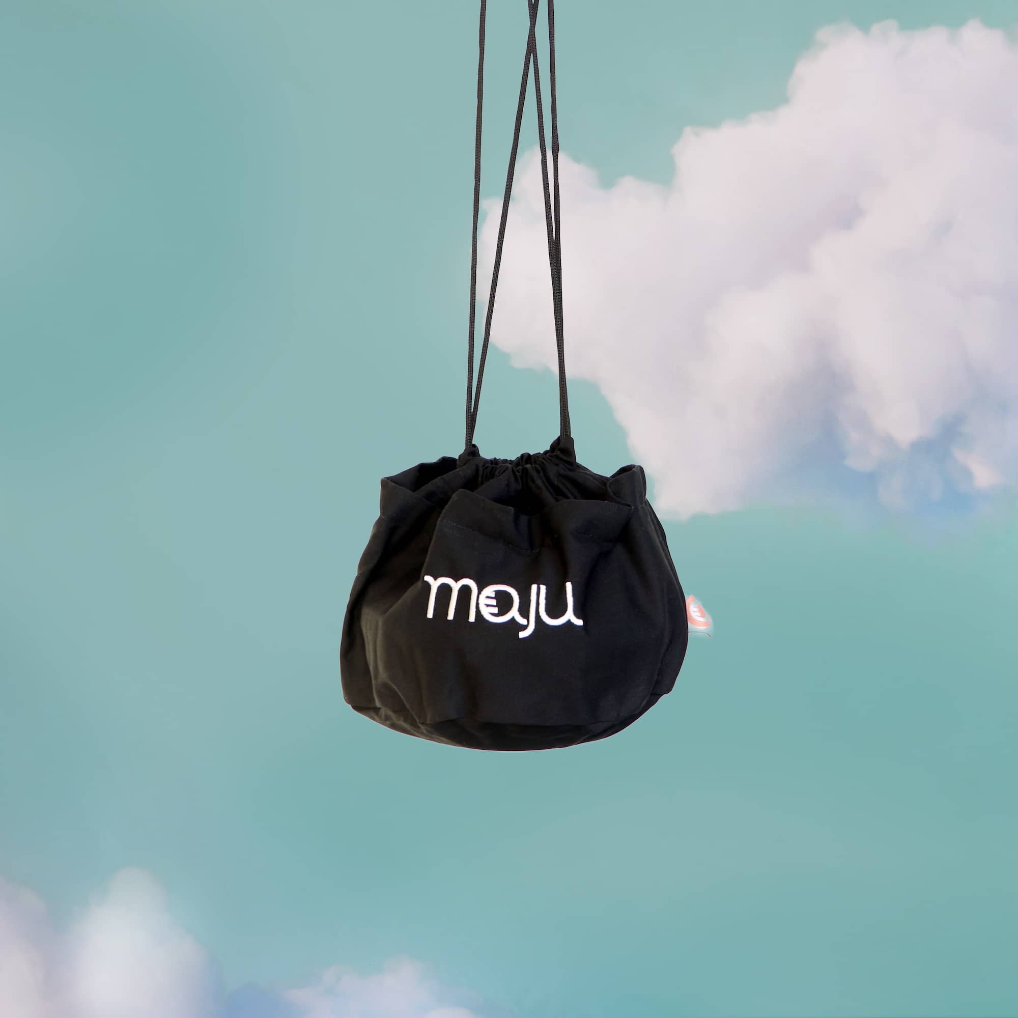 Vue de face du sac de transport maju en coton et de couleur noir.