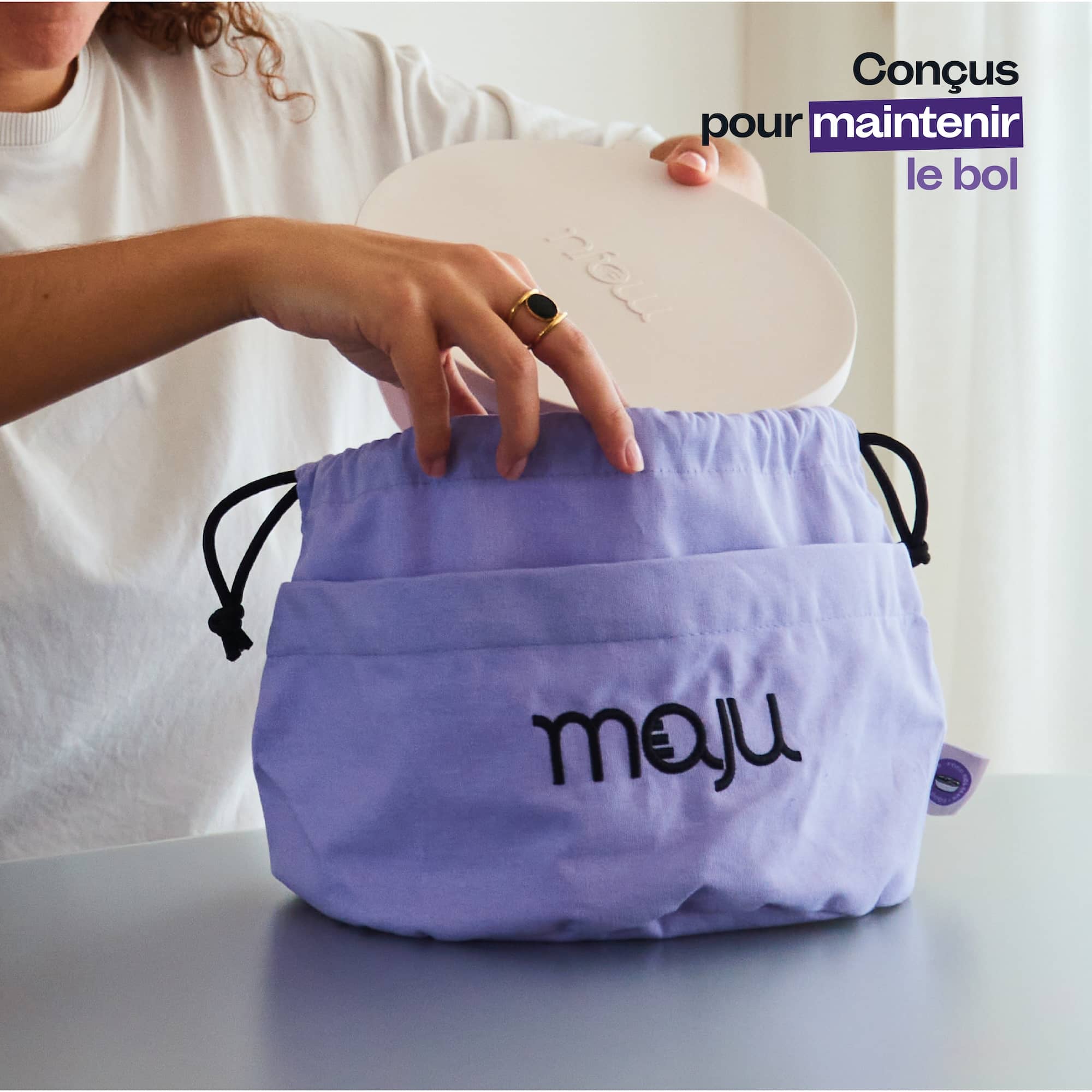 Sac de transport en coton maju de couleur violet, avec un bol entrain d'être mis à l'intérieur.