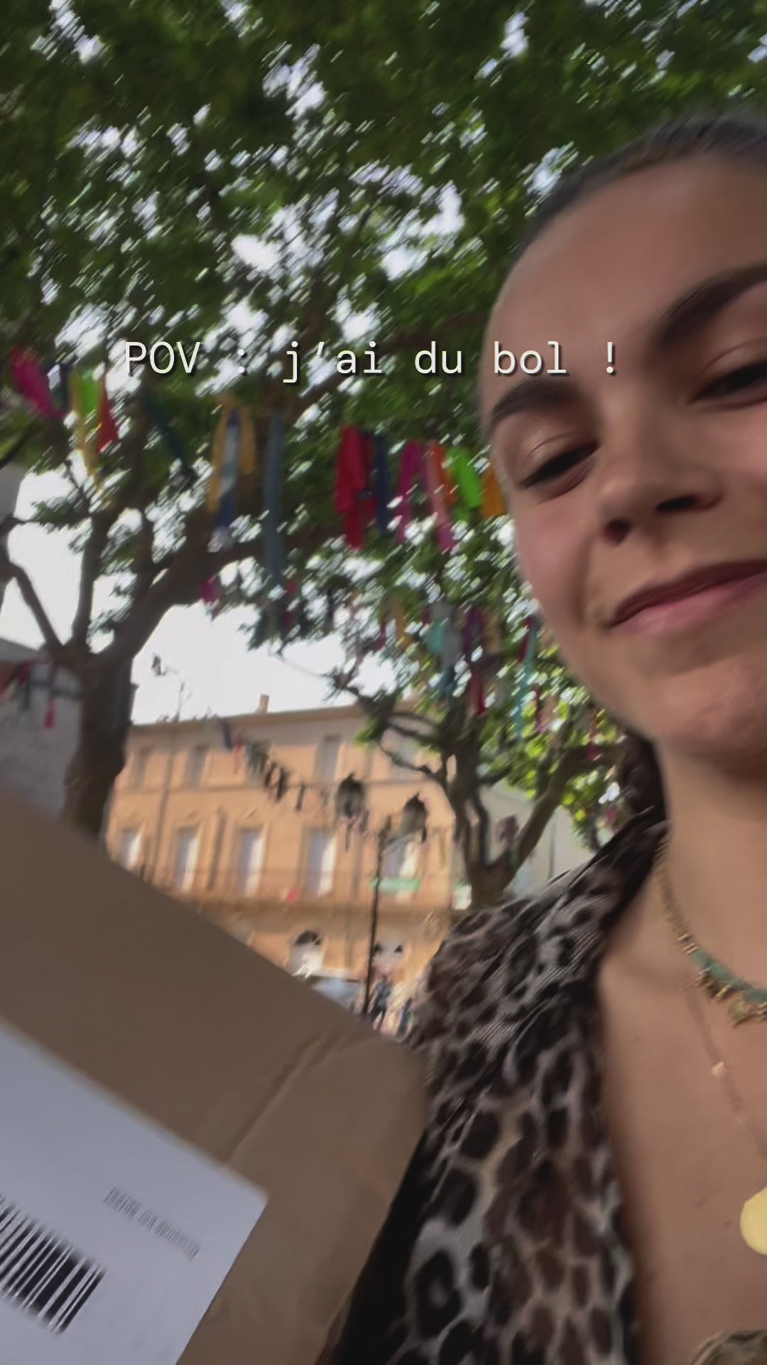 Charger la vidéo: Vidéo de Emma qui ouvre son colis qui contient le bol maju, et explique son fonctionnement.