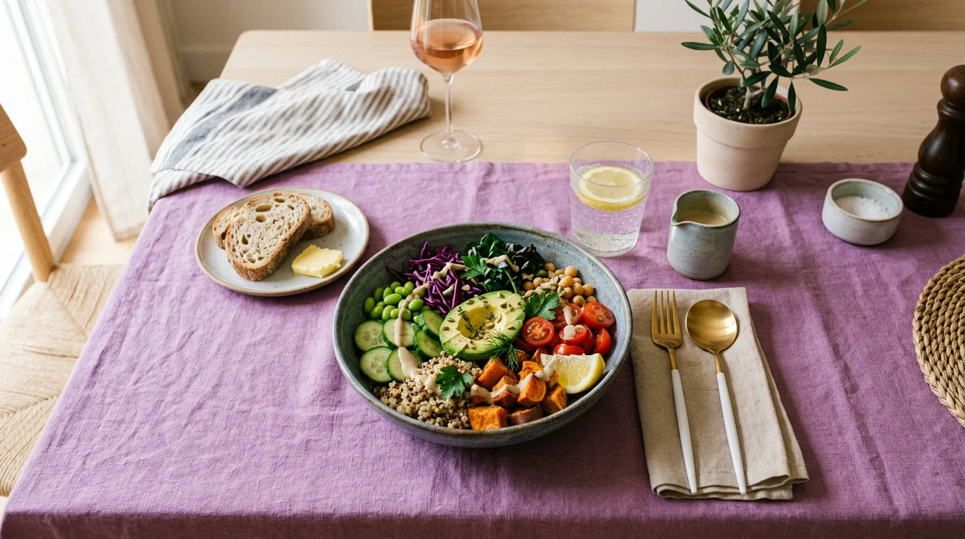 Bol repas minceur équilibré et coloré sur une table à domicile
