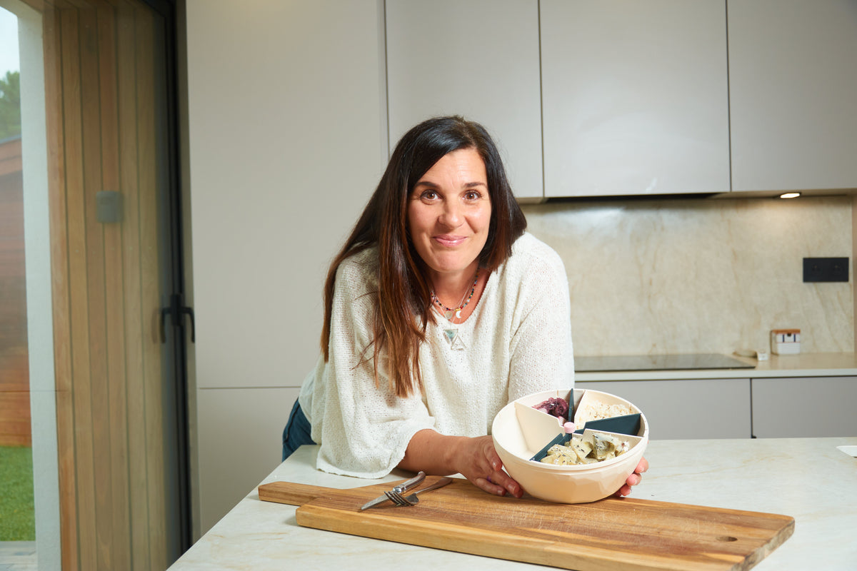 Femme qui montre son bol maju avec des aliments à indice glycémique bas 