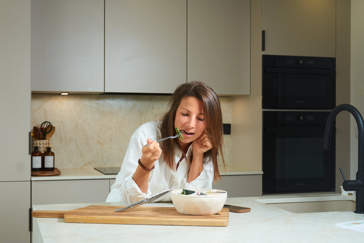 femme qui mange dans le Bol MaJu