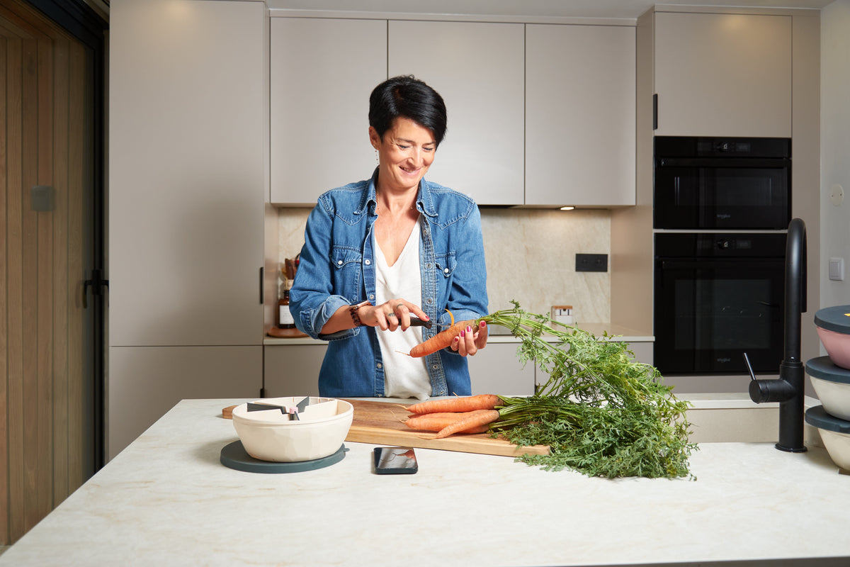 femme qui prépare son repas du soir pour maigrir