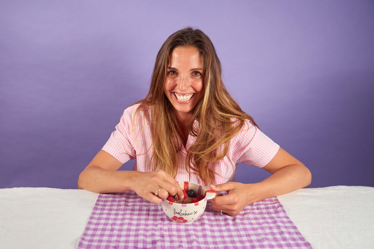 une dame qui mange le bolcake maju