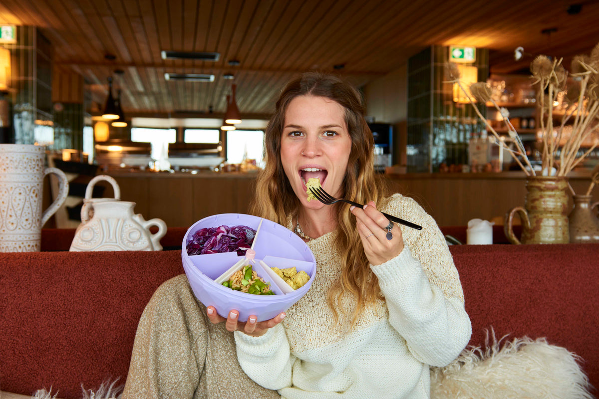 femme qui mange dans le bol maju