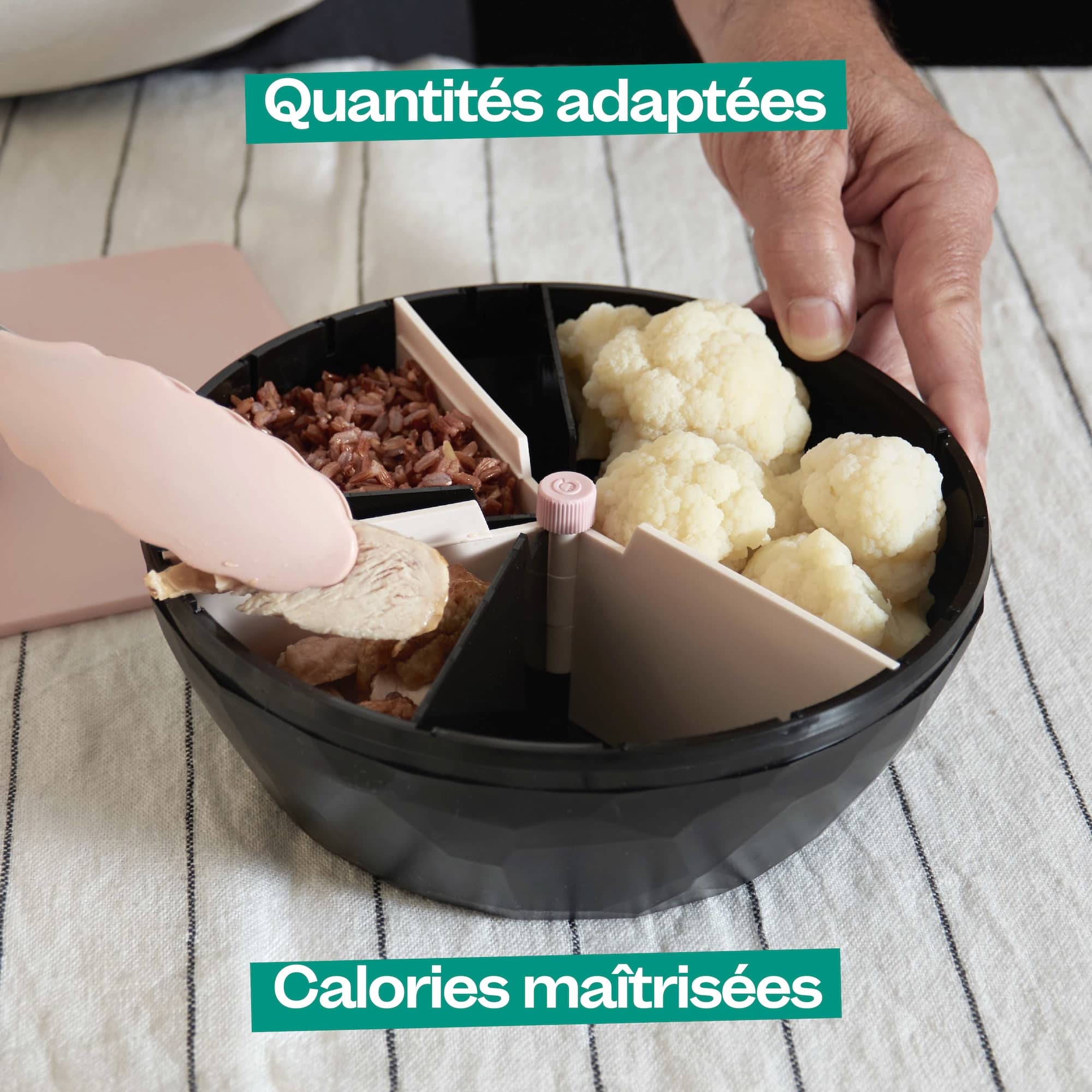 Photo d'un bol noir montrant les quantités adaptées aux besoins de chaque utilisateur, ce qui permet de maîtriser parfaitement ses calories. 



