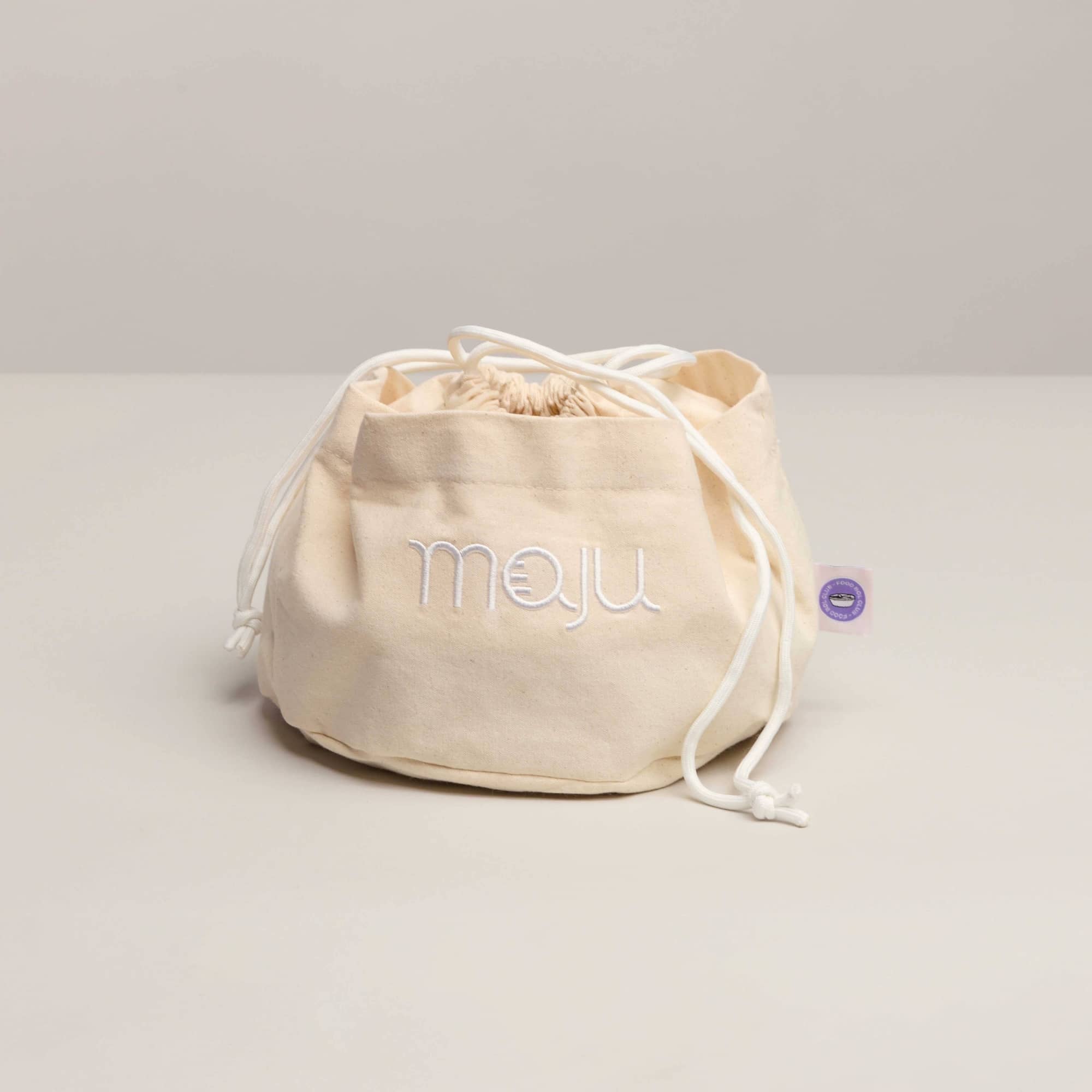 Vue du dessus du sac de transport maju en coton et de couleur crème. 