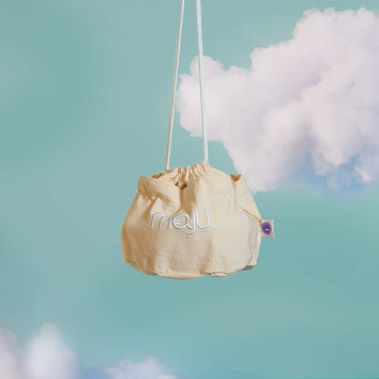 Vue de face du sac de transport maju en coton et de couleur crème. [Crème]