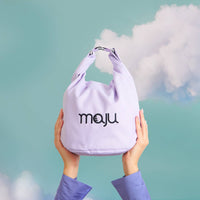 Sac isotherme maju de couleur violet porté en bout de main, sur fond nuage. [Violet]