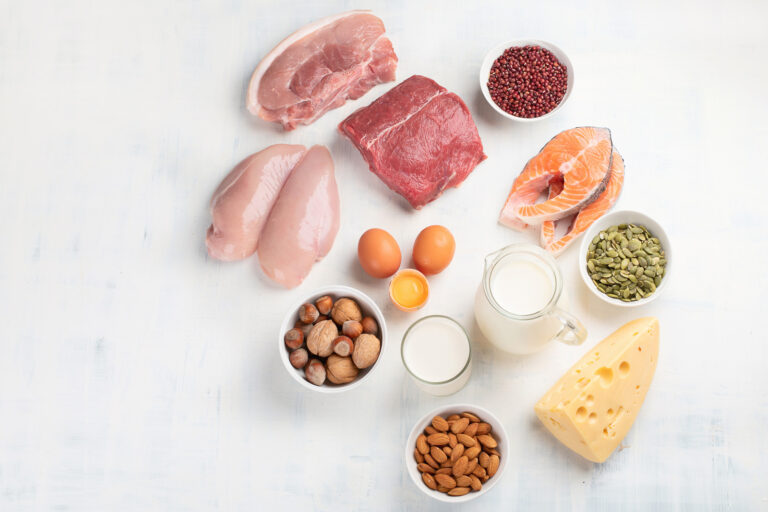 Aliments riches en protéines tels que le poulet, la viande et les oeufs